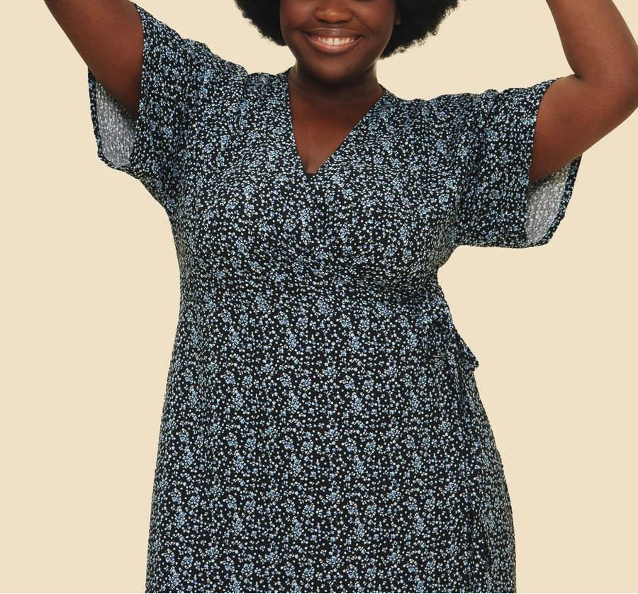 Robe d'été midi portefeuille noire bleue fleurie