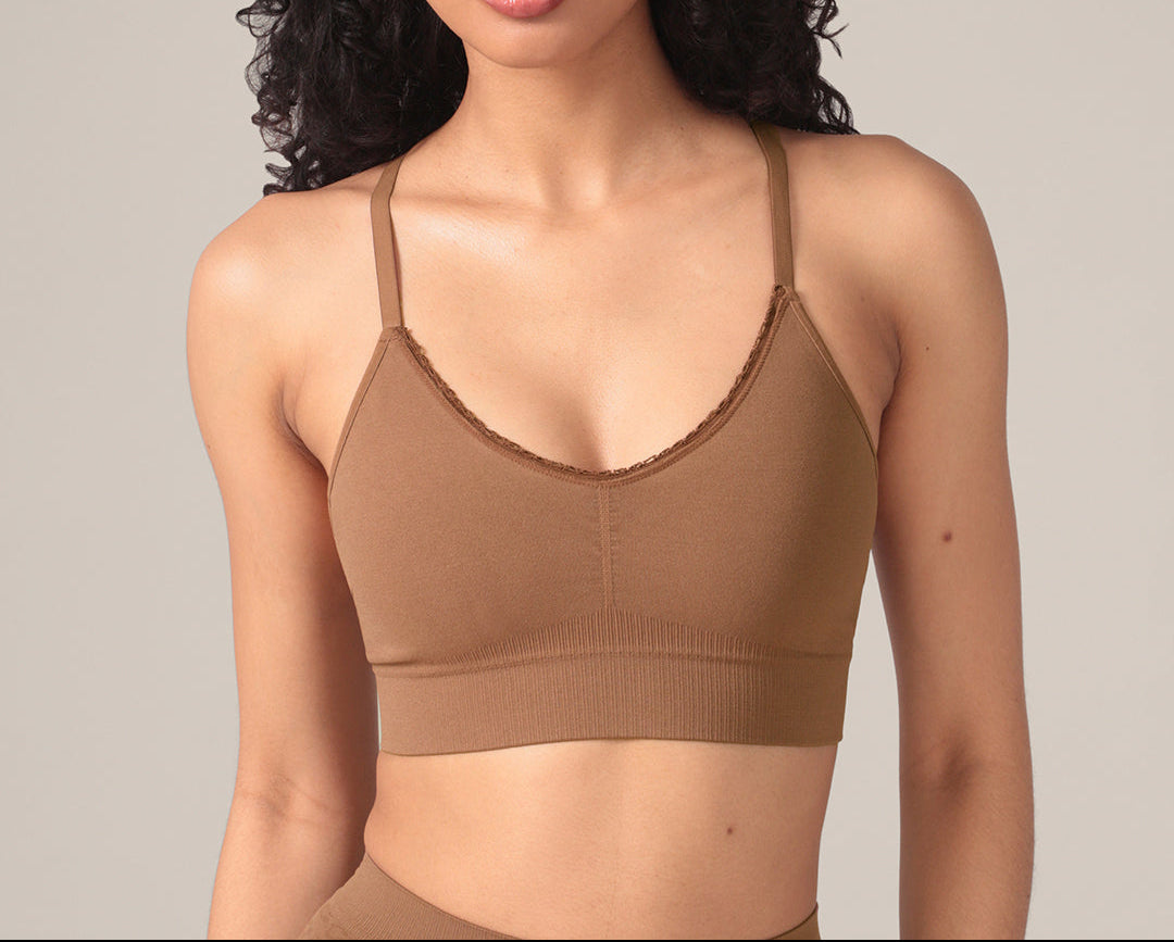 Woman wearing a brown bralatte 