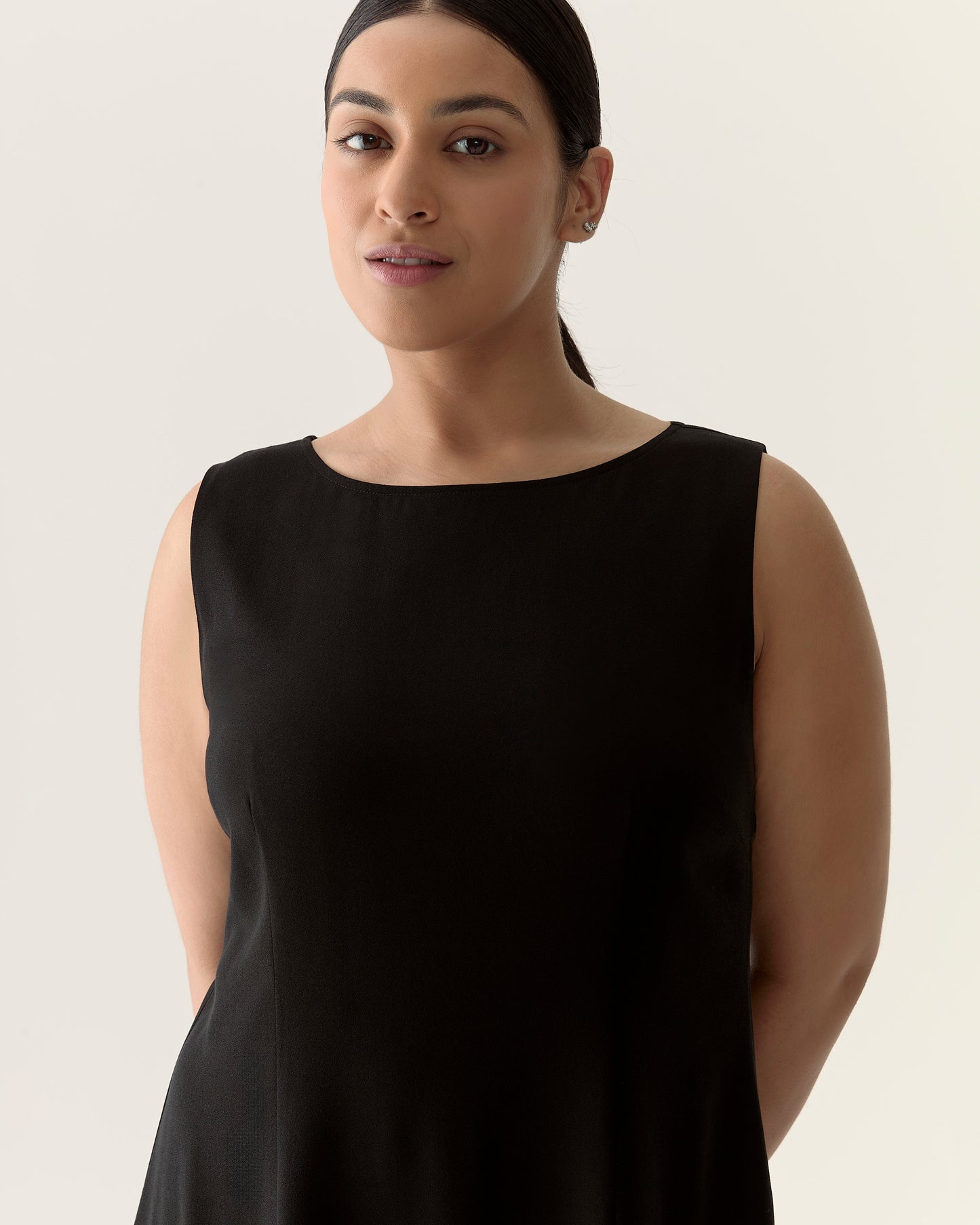 Scalloped sleeveless dress in Black